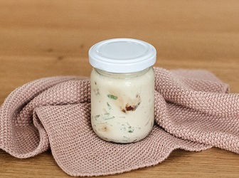 raw vegan fermentovaný "sýr" se sušeným rajčatem a bazalkou